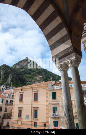 Die Kathedrale von St. Andrew in den wichtigsten Platz von Amalfi auf die Bucht von Salerno in Kampanien Süditalien Stockfoto