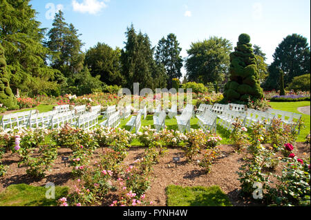 Stuhlreihen im Woodland Park Rose Garden Stockfoto