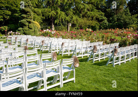 Stuhlreihen im Woodland Park Rose Garden Stockfoto