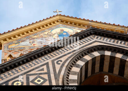 Die Kathedrale von St. Andrew in den wichtigsten Platz von Amalfi auf die Bucht von Salerno in Kampanien Süditalien Stockfoto