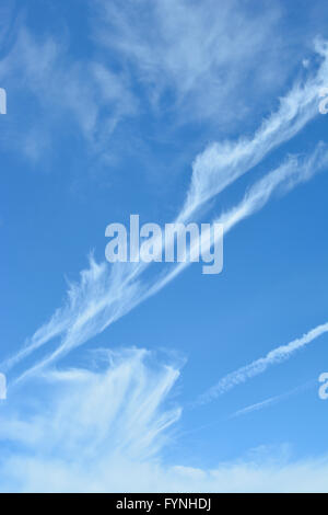 Cluds und Dampf Studien in einem blauen Himmel windig Stockfoto
