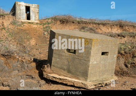 Weltkrieg zwei Bunker, die einst auf der Klippe und jetzt durch Küstenerosion befindet sich am Strand unten, Bawdsey, Suffolk, UK. Stockfoto