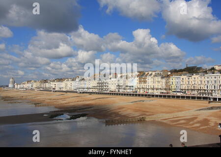 HASTINGS STRANDPROMENADE VON HASTINGS PIER GESEHEN Stockfoto