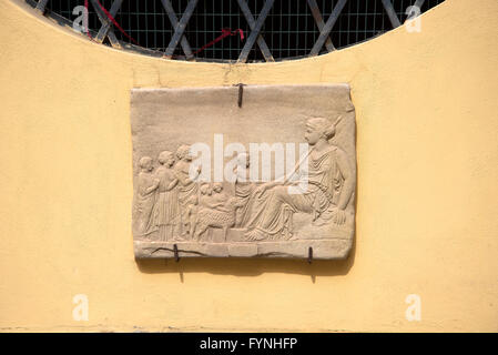 Fragment der römischen Plakette in der Altstadt von Sorrento, die in den ursprünglichen Fischerhafen von Marina Grande in Italien hinuntergeht Stockfoto