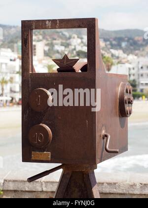 Rostige Anzeige Skulptur mit Blick aufs Meer in Sitges, Spanien Stockfoto