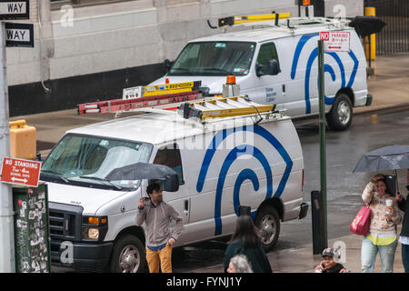 Zeit-Warner Cable-vans am Dienstag, 26. April 2016 in New York.  US Department of Justice und die FCC haben das Angebot für Charter Communications, Time Warner Cable kaufen genehmigt. in einem Abkommen Wert ungefähr $ 78 Milliarden. (© Richard B. Levine) Stockfoto