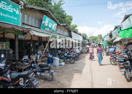 NYAUNG-U, Myanmar-eine Straße in Nyaung U-Markt in der Nähe von Bagan, Myanmar (Burma). Stockfoto