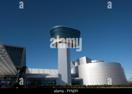 CHANTILLY, Virginia, USA – der Donald D. Engen Observation Tower am Steven F. Udvar-Hazy Center erhebt sich über dem Museumskomplex. Dieser Turm bietet einen Panoramablick auf die Umgebung, einschließlich der Luftfahrtausstellungen des Zentrums und der angrenzenden Start- und Landebahnen des internationalen Flughafens Dulles. Stockfoto