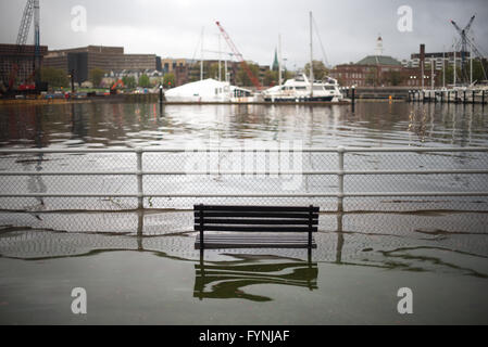 WASHINGTON, DC - eine überflutet Uferpromenade entlang Hains Point und Washington Channel (mit Südwest-Küste im Hintergrund). Stockfoto