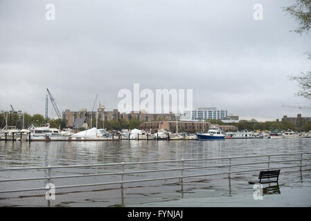 WASHINGTON, DC - eine überflutet Uferpromenade entlang Hains Point und Washington Channel (mit Südwest-Küste im Hintergrund). Stockfoto