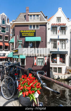 Amsterdam-Diamont-Fabrik, Grimnesssluis, Fahrräder, Tulpen, Amsterdam, Niederlande Stockfoto