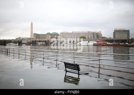 WASHINGTON, DC - eine überflutet Uferpromenade entlang Hains Point und Washington Channel (mit Südwest-Küste im Hintergrund). Stockfoto