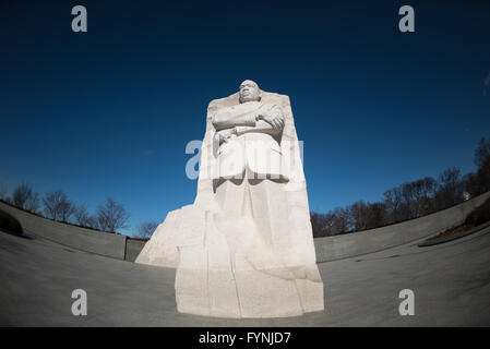 WASHINGTON, DC, Vereinigte Staaten — The Martin Luther King, Jr. Die 30 Meter hohe Granitstatue von Dr. King erhebt sich aus dem „Stein der Hoffnung“, der vom „Berg der Verzweiflung“ nach vorne geschoben wird. Inschriften aus Königsreden säumen die umliegenden Mauern, im Hintergrund sind die Kirschblüten des Gezeitenbeckens zu sehen. Stockfoto