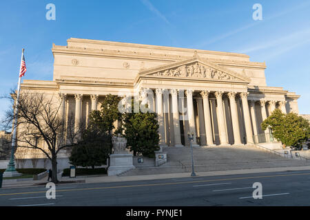 WASHINGTON, DC, USA – das National Archives Building steht an der Constitution Avenue in Washington, DC. Das neoklassizistische Gebäude wurde 1935 eröffnet und verfügt über eine große Fassade mit korinthischen Säulen und Skulpturen. Diese Seite der Constitution Avenue des Gebäudes beherbergt die Rotunde für die Freiheitsrechte, wo die Verfassung der Vereinigten Staaten, die Unabhängigkeitserklärung und die Bill of Rights ausgestellt sind. Stockfoto