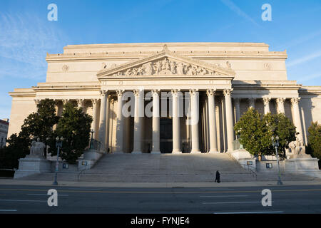 WASHINGTON, DC, USA – das National Archives Building steht an der Constitution Avenue in Washington, DC. Das neoklassizistische Gebäude wurde 1935 eröffnet und verfügt über eine große Fassade mit korinthischen Säulen und Skulpturen. Diese Seite der Constitution Avenue des Gebäudes beherbergt die Rotunde für die Freiheitsrechte, wo die Verfassung der Vereinigten Staaten, die Unabhängigkeitserklärung und die Bill of Rights ausgestellt sind. Stockfoto