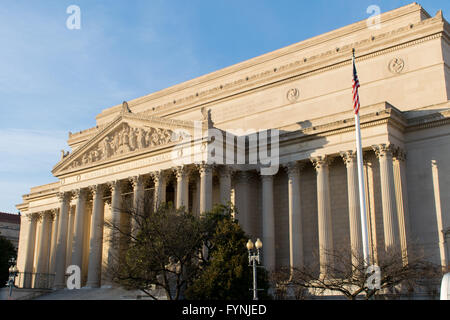 WASHINGTON, DC, USA – das National Archives Building steht an der Constitution Avenue in Washington, DC. Das neoklassizistische Gebäude wurde 1935 eröffnet und verfügt über eine große Fassade mit korinthischen Säulen und Skulpturen. Diese Seite der Constitution Avenue des Gebäudes beherbergt die Rotunde für die Freiheitsrechte, wo die Verfassung der Vereinigten Staaten, die Unabhängigkeitserklärung und die Bill of Rights ausgestellt sind. Stockfoto