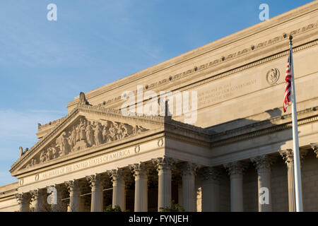 WASHINGTON, DC, USA – das National Archives Building steht an der Constitution Avenue in Washington, DC. Das neoklassizistische Gebäude wurde 1935 eröffnet und verfügt über eine große Fassade mit korinthischen Säulen und Skulpturen. Diese Seite der Constitution Avenue des Gebäudes beherbergt die Rotunde für die Freiheitsrechte, wo die Verfassung der Vereinigten Staaten, die Unabhängigkeitserklärung und die Bill of Rights ausgestellt sind. Stockfoto