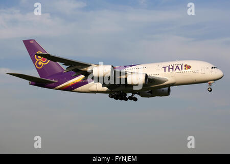 Tokyo, Japan - 9. Oktober 2015: Ein Thai Airways Airbus A380-800 mit der Registrierung HS-TUF-Landung in Tokio Narita Internationa Stockfoto