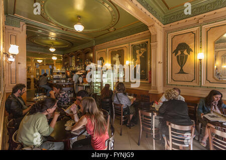 Spanien Barcelona Ramblas Cafe de Opera Menschen Stockfoto