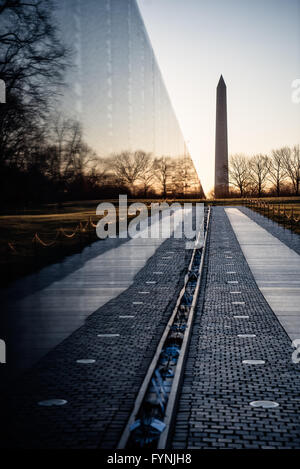 WASHINGTON DC, Vereinigte Staaten – die schwarze Granitwand des Vietnam Veterans Memorial mit über 58.000 Namen ist eine feierliche Hommage an die amerikanischen Soldaten und Soldaten, die im Vietnamkrieg ihr Leben verloren haben. Das minimalistische Design von Maya Lin dient als ergreifender Spiegel, der sowohl die Besucher als auch die umliegende natürliche Schönheit der National Mall widerspiegelt - und das kollektive Gedächtnis und die anhaltenden Auswirkungen des Vietnamkriegs auf die amerikanische Gesellschaft verkörpert. Stockfoto