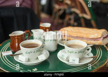 Paris St Deutsch Cafe de Flore Tisch mit Café Crème und sandwich Stockfoto