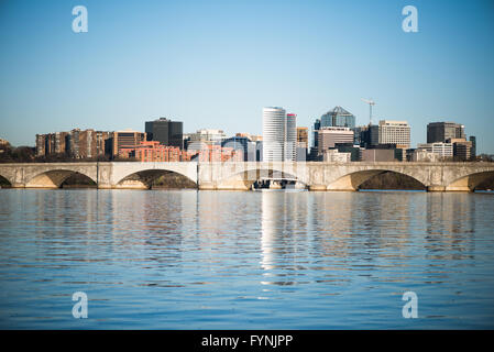 Arlington Memorial Bridge Rosslyn Skyline Washington DC // WASHINGTON DC – die Skyline von Rosslyn, einem belebten Viertel in Arlington, Virginia, erhebt sich von Washington DC über den Potomac River. Im Vordergrund überspannt die historische Arlington Memorial Bridge den Fluss und verbindet das Lincoln Memorial mit dem Arlington National Cemetery. Diese Ansicht fängt die nahtlose Mischung aus der Hauptstadt des Landes und ihren Vororten in Virginia ein. Stockfoto
