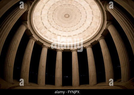 WASHINGTON, DC, Vereinigte Staaten – das District of Columbia war Memorial, ein kreisförmiges Kuppelgebäude an der National Mall, ehrt Einwohner von DC, die im Ersten Weltkrieg gestorben sind. Dieses örtliche Denkmal unterscheidet sich von den nationalen Denkmälern und verfügt über ein einfaches dorisches Design mit Säulen, die ein Kuppeldach stützen. Stockfoto