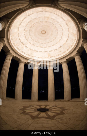 WASHINGTON, DC, Vereinigte Staaten – das District of Columbia war Memorial, ein kreisförmiges Kuppelgebäude an der National Mall, ehrt Einwohner von DC, die im Ersten Weltkrieg gestorben sind. Dieses örtliche Denkmal unterscheidet sich von den nationalen Denkmälern und verfügt über ein einfaches dorisches Design mit Säulen, die ein Kuppeldach stützen. Stockfoto