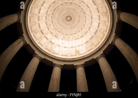 WASHINGTON, DC, Vereinigte Staaten – das District of Columbia war Memorial, ein kreisförmiges Kuppelgebäude an der National Mall, ehrt Einwohner von DC, die im Ersten Weltkrieg gestorben sind. Dieses örtliche Denkmal unterscheidet sich von den nationalen Denkmälern und verfügt über ein einfaches dorisches Design mit Säulen, die ein Kuppeldach stützen. Stockfoto