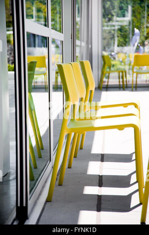 Sonnendurchflutetes Stühle und Tisch Stockfoto