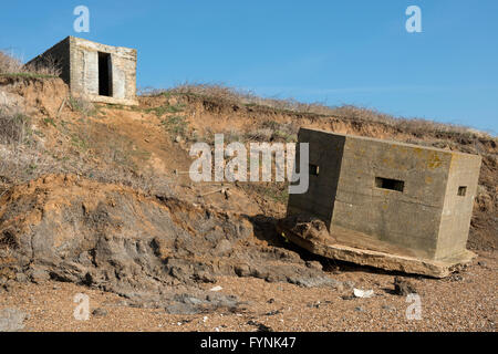 Weltkrieg zwei Bunker, die einst auf der Klippe und jetzt durch Küstenerosion befindet sich am Strand unten, Bawdsey, Suffolk, UK. Stockfoto