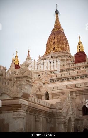 BAGAN, MYANMAR - Ananda Tempel ist einer der größten und am meisten verehrten der Tausenden von Tempeln, Pagoden, und Stupas in Bagan. Es stammt ursprünglich aus dem 11. bis 12. Jahrhundert, hat aber im Laufe der Jahre viele Male, Arbeit, die eindeutig in ganz offensichtlich ist aber vor allem auf die außen renoviert. Stockfoto