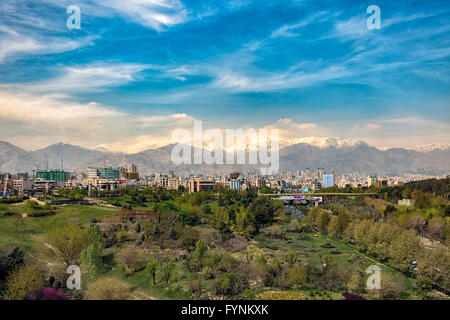 Skyline-Blick von Teheran, Iran, und die Alborz Berge aus der Tabiat-Fußgängerbrücke. Stockfoto