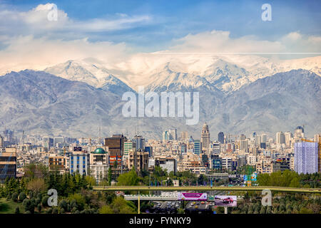 Skyline-Blick von Teheran, Iran, und die Alborz Berge aus der Tabiat-Fußgängerbrücke. Stockfoto