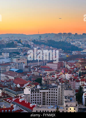 Flugzeug fliegt über die Stadt Lissabon. Portugal Stockfoto