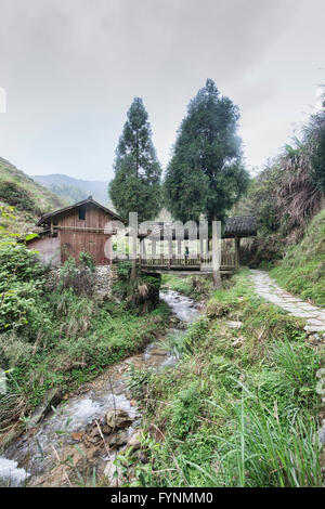 Traditionelle überdachte Brücke in die Reis-Terrassen von Dazhai, autonome Region Guangxi, China Stockfoto