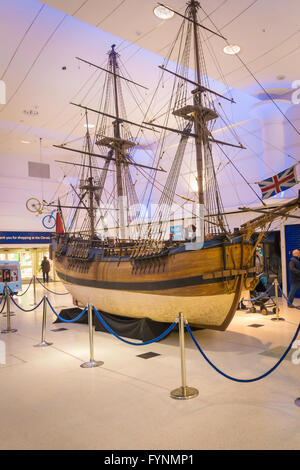 Großes Modell Replik von Kapitän James Cooks Schiff Endeavour auf dem Display in der Cleveland Shopping Centre in Middlesbrough Stockfoto