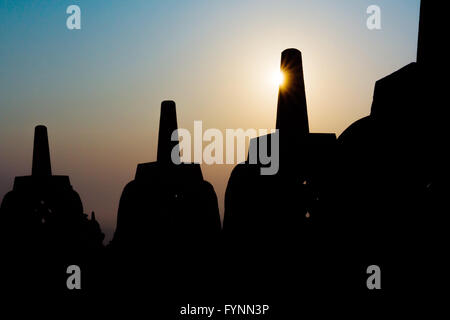 Silhouette Borobudur-Tempel bei Sonnenaufgangszeit mit Licht platzen, Yogyakarta, Java, Indonesien. Stockfoto