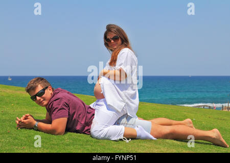 Das Paar auf dem Rasen am Meer entspannen Stockfoto