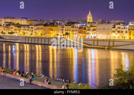 Sevilla ist zweigeteilt durch den Fluss Guadalquivir. Ist auf der Westseite befindet sich der Stadtteil Triana, bekannt durch seine traditionellen Flamenco. Stockfoto