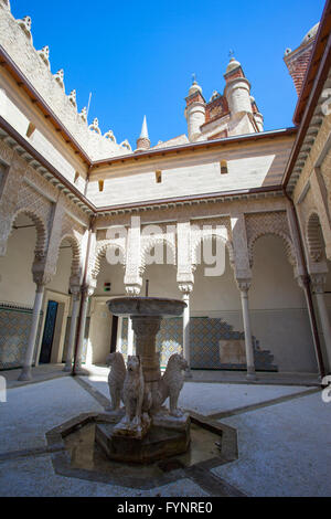 Innenhofplatz der Festung Rocchetta Mattei, Grizzana Morandi, Bologna, Emilia Romagna, Italien. Stockfoto