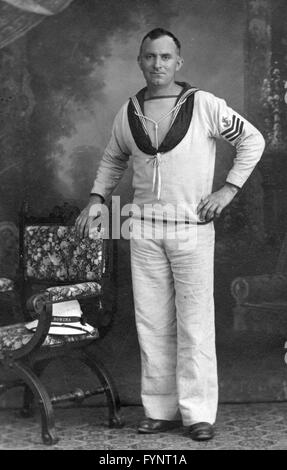 Royal Naval Marine Seemann in Tropenuniform mit Sonne Helm post große Krieg führenden Seemann Stockfoto