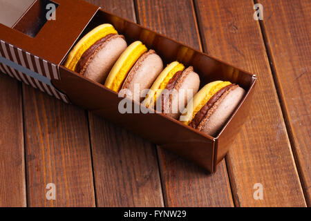 Makronen Kuchen im Kasten. köstliche Beige und gelb Makronen Stockfoto