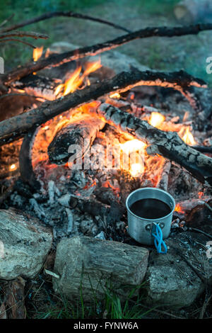 Zubereitung von Kaffee am Lagerfeuer im Wald. Stockfoto