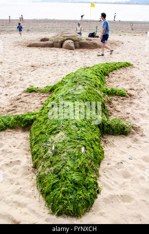 Sandskulptur eines Krokodils am Strand von Exmouth, Devon, England. Stockfoto