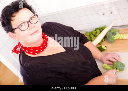 Frau schneiden Brokkoli Stockfoto