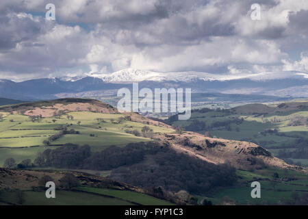 Blick vom Mynydd y Gaer Festung in der Nähe von Llannefydd Denbighshire North Wales blickt Snowdonia Bergkette Stockfoto