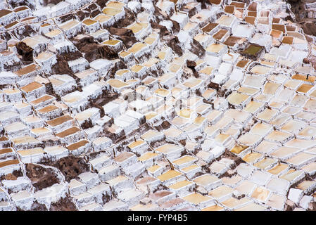 Salinas de Maras, vom Menschen verursachten Salzminen in der Nähe von Cusco, Peru Stockfoto