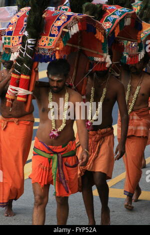 Hindu Männer in einer Prozession während Thaipusam Stockfoto