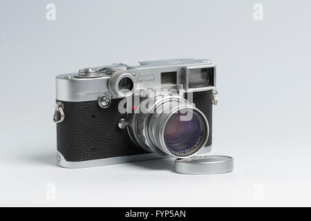 Leica M2 Messsucherkamera von 1958 mit einem Objektiv Leitz Summicron 5cm (50mm) NF (in der Nähe-Fokus), mit der "Brille". Stockfoto